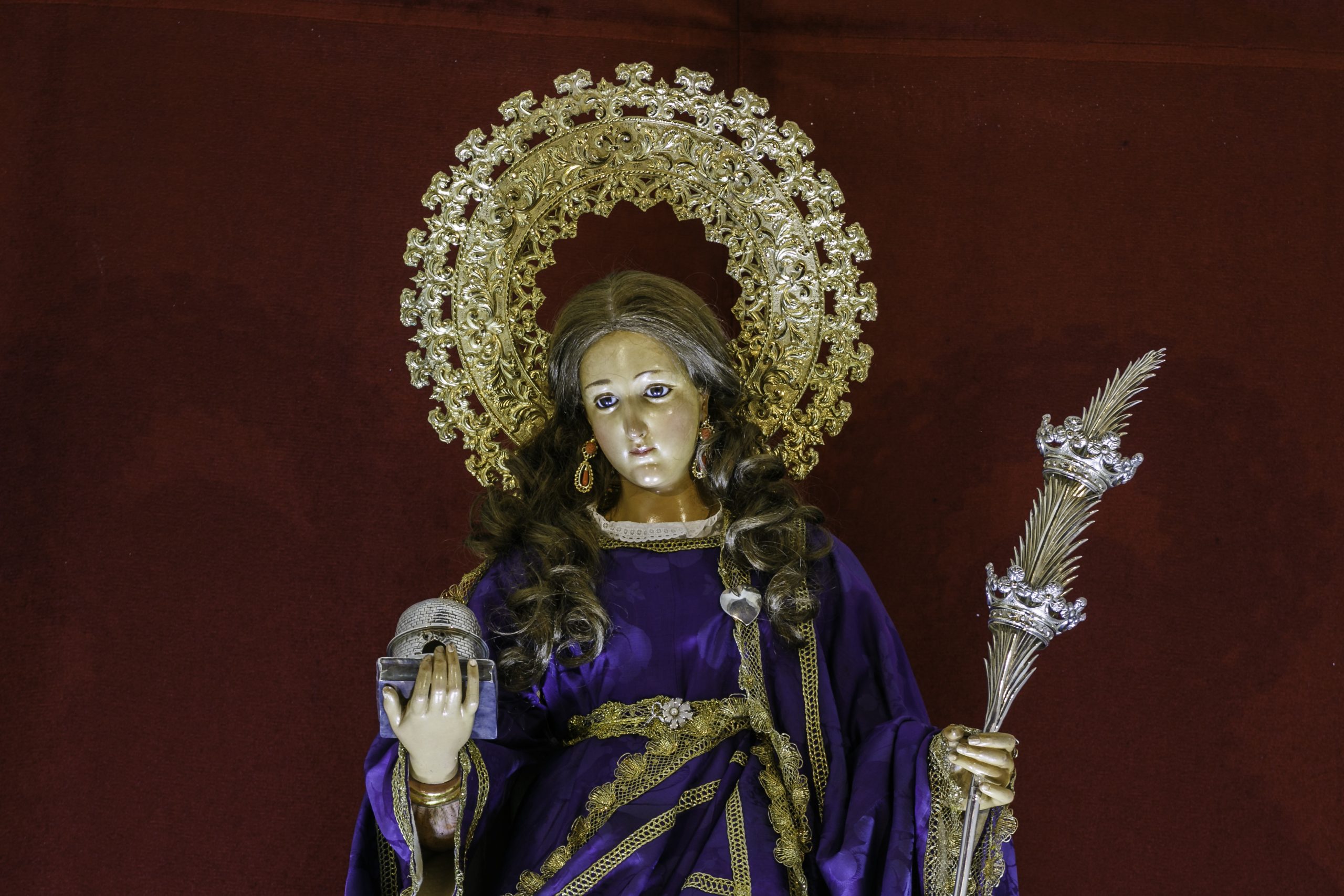 SANTA EULALIA VISTE DE COLOR MORADO COMO EN OCASIONES ESPECIALES