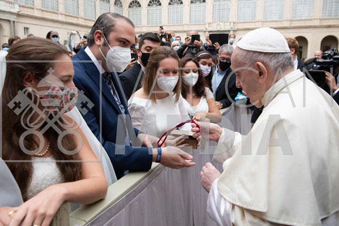 El Papa Francisco recibe la medalla de la Asociación de la Virgen y Mártir Santa Eulalia.