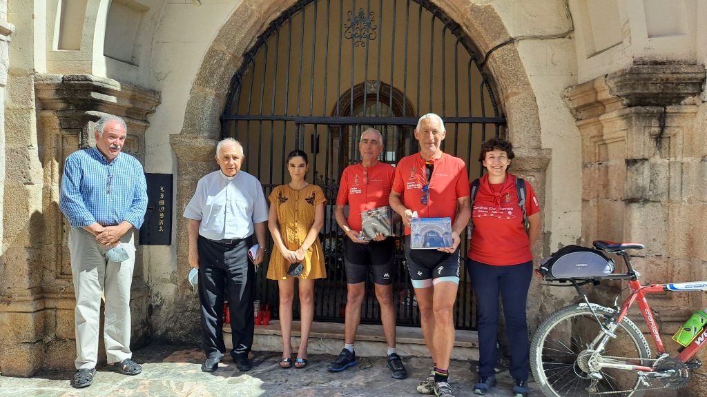 Nuevos peregrinos totaneros llegan a la Basílica en bicicletas
