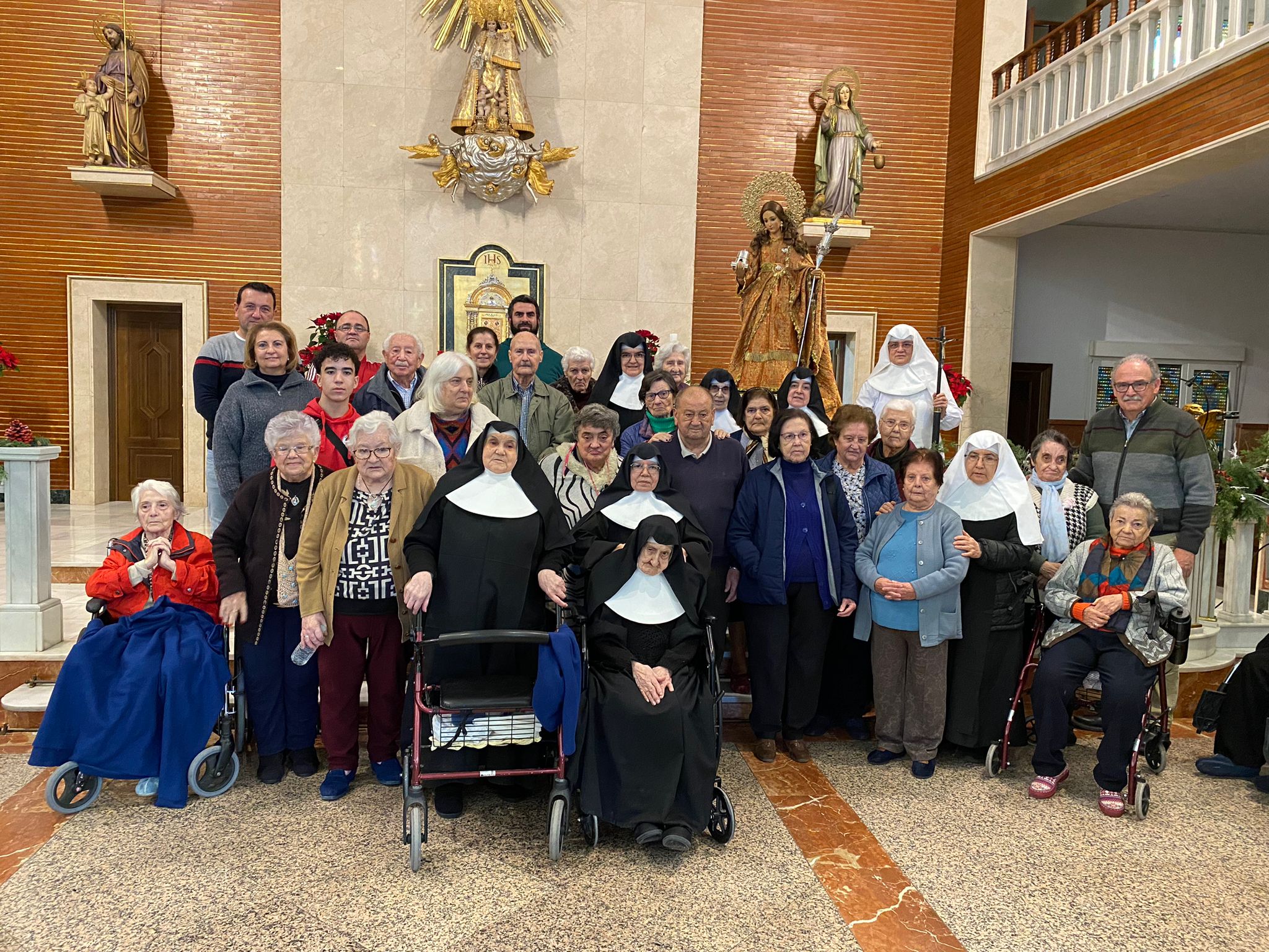 Santa Eulalia visita el Asilo de Ancianos de Mérida